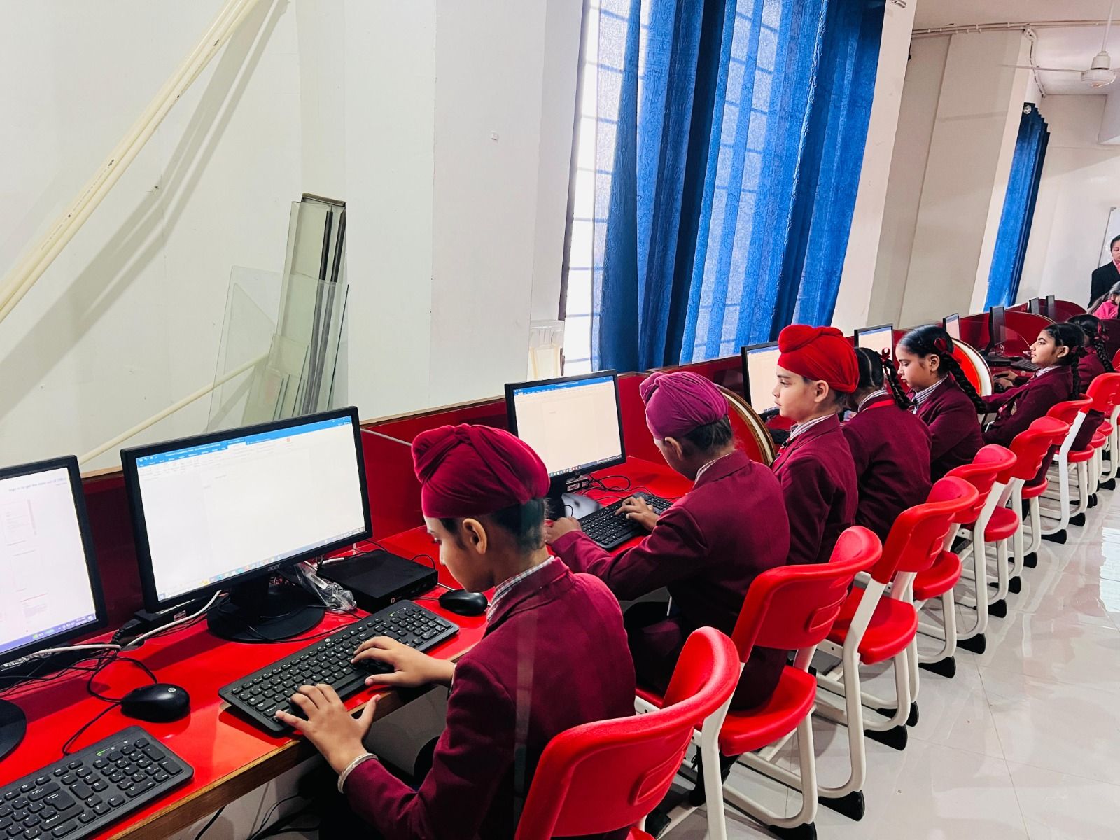 Watch Computer Lab Image Computer Labs